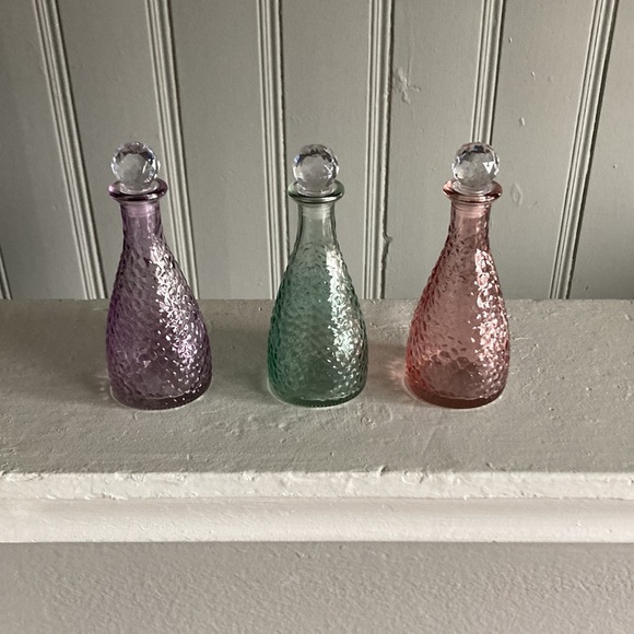 NWT Trio of Pastel Color Pebbled Glass Decorative Bottles w/ Crystal 💎 Tops - Picture 13 of 17